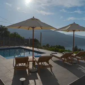 https://villa-athina-anomeria.kefaloniahotels.net